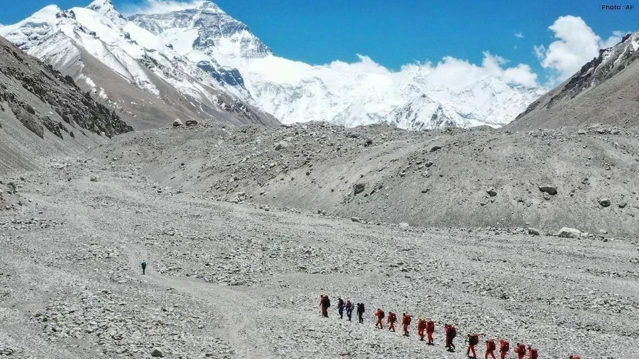 एवरेस्ट में बर्फीले तूफ़ान का कहर: 1 की मौत, 200 पर्वतारोही तिब्बत में फंसे
