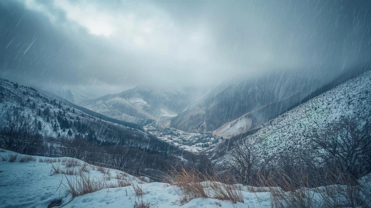 हिमाचल प्रदेश में बर्फबारी और बारिश से तापमान में गिरावट, कुल्लू, लाहौल, शिमला और मंडी में ठंड बढ़ी