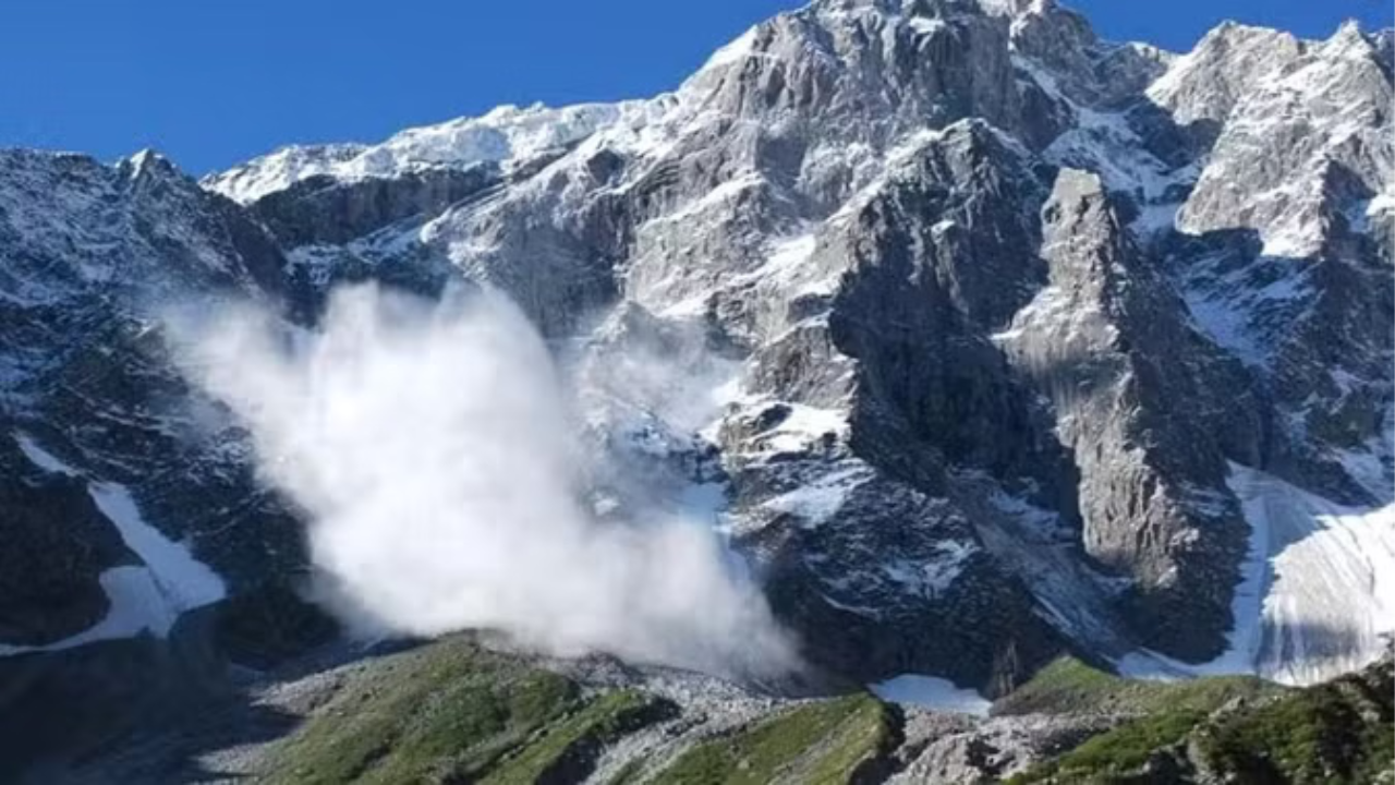 हिमाचल प्रदेश की ग्लेशियरें तेजी से पिघल रही हैं: जलवायु परिवर्तन से बढ़ा खतरा