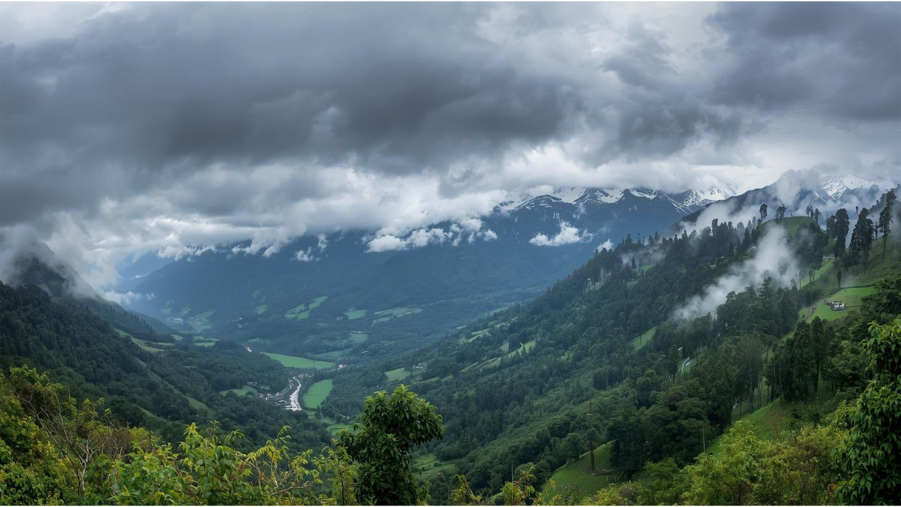 हिमाचल प्रदेश मौसम अपडेट: तीन दिनों तक भारी बारिश का अलर्ट, ऊंचे पर्वतीय क्षेत्रों में बर्फबारी की संभावना