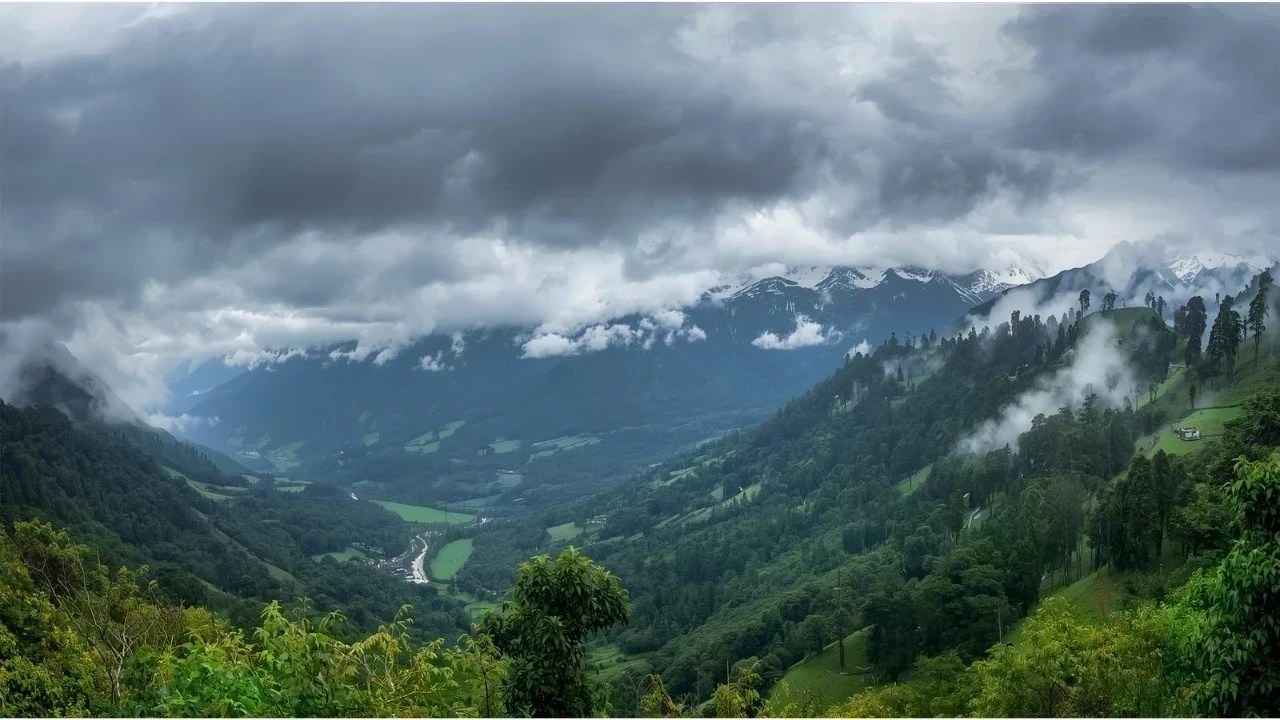 हिमाचल प्रदेश मौसम अपडेट: तीन दिनों तक भारी बारिश का अलर्ट, ऊंचे पर्वतीय क्षेत्रों में बर्फबारी की संभावना