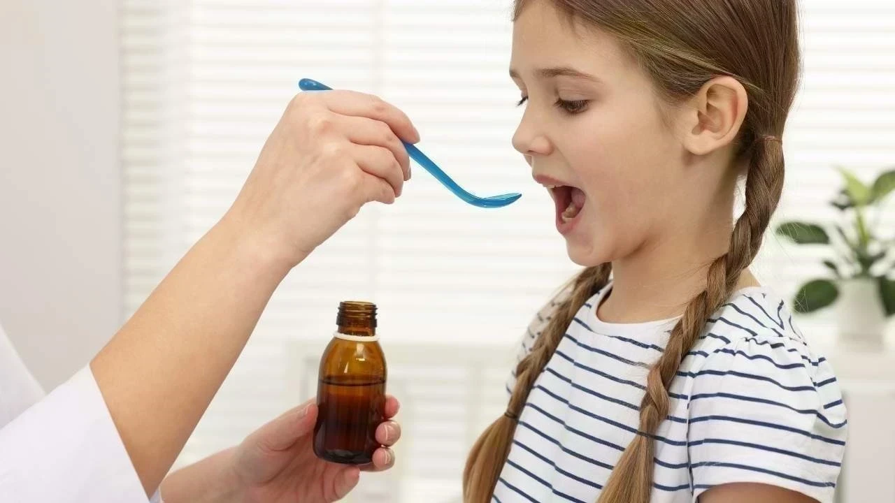 भारत में शिशुओं के लिए खांसी की दवा पर DGHS का ऐतिहासिक प्रतिबंध — बच्चों की दवा सुरक्षा के नए दिशानिर्देश