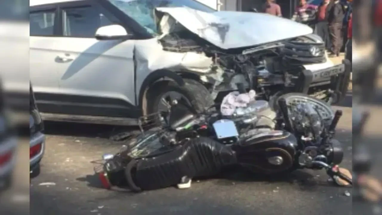 देहरा के बढ़हूँ में एनएच 503 पर सीटीयू बस और बाइक की भयंकर टक्कर: दो युवकों की जान पर बनी, इलाज जारी; चालक फरार, पुलिस जांच में जुटी