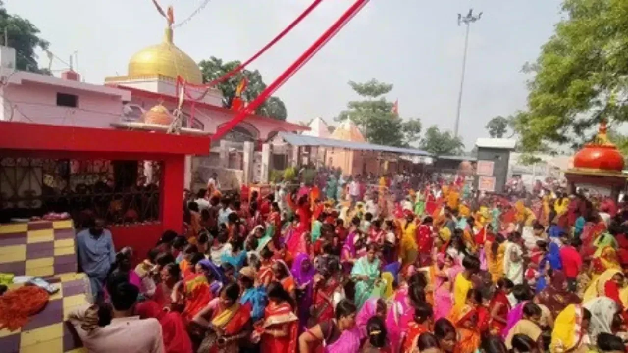 ज्वालामुखी में धनत्रयोदशी की धूम, मंदिरों और बाजारों में उमड़ी भीड़