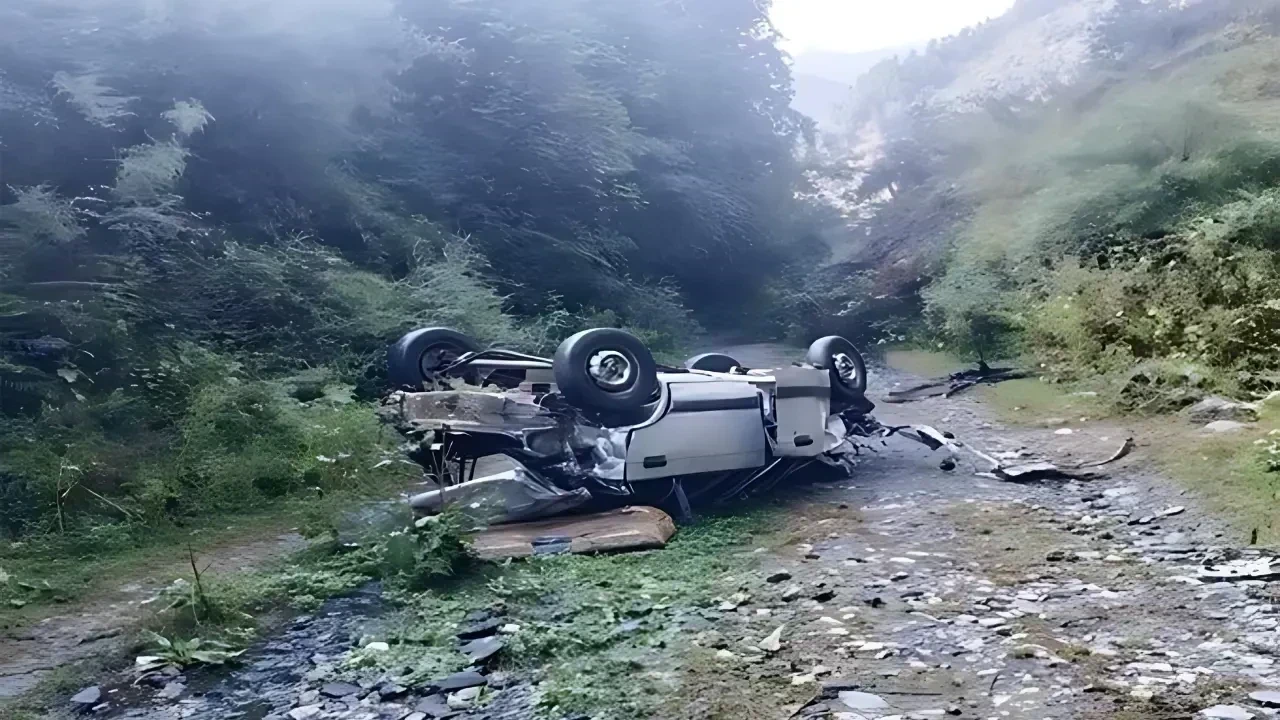 सैंज, कुल्लू में दर्दनाक हादसा: दो युवकों की कार खाई में गिरी, मौके पर मौत