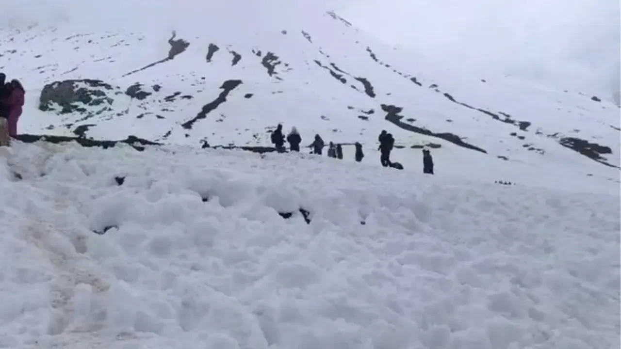 रोहतांग दर्रे में सीजन की दूसरी बर्फबारी, पर्यटकों की भीड़ उमड़ी