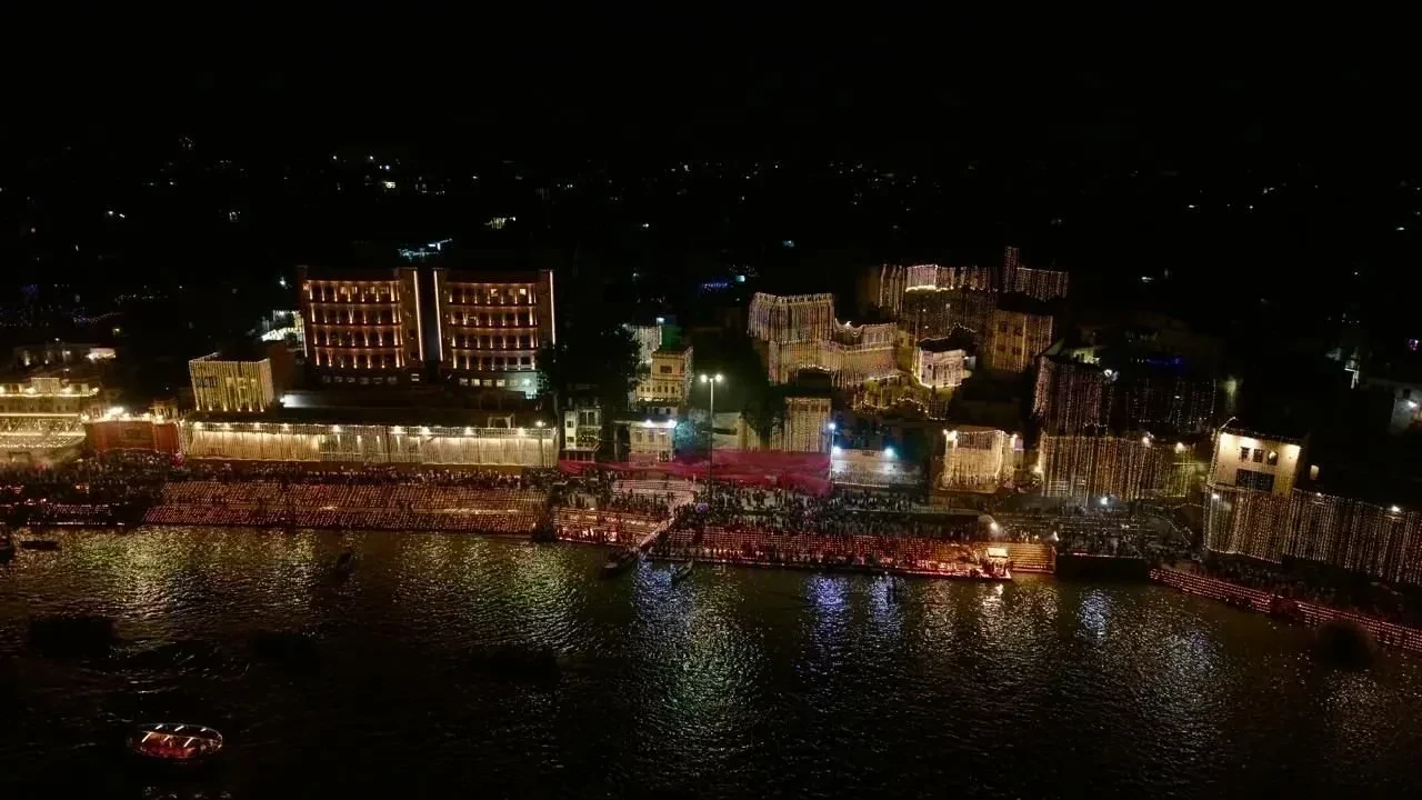 काशी घाटों पर आज रात चमकी देव दीपावली की शान