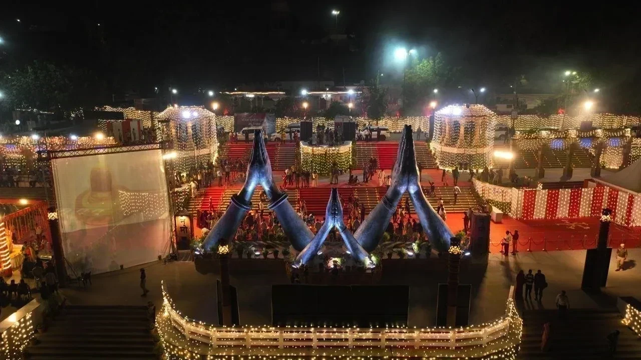 पीएम मोदी ने वाराणसी में देव दीपावली का जश्न लाखों दीपों के साथ मनाया