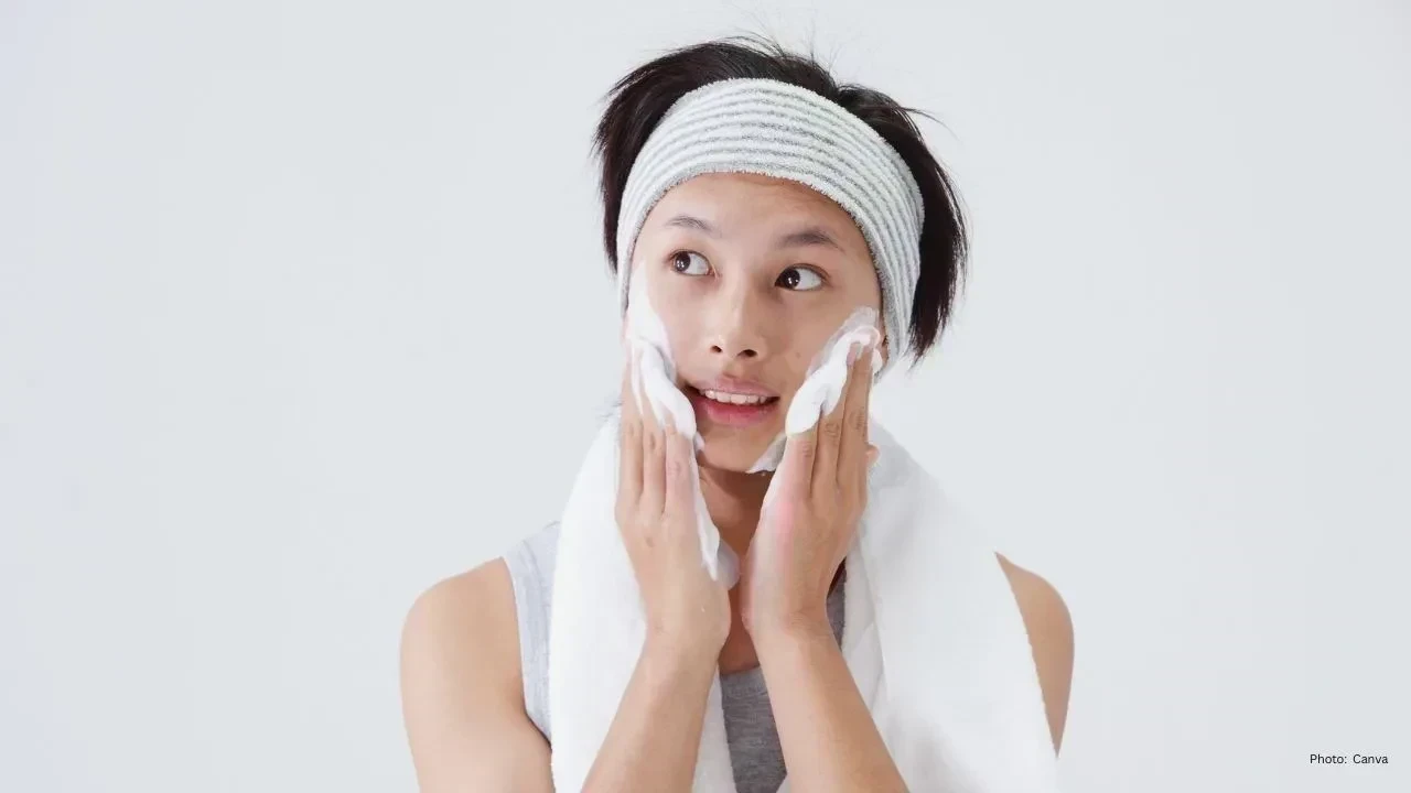 शीर्ष 8 हाइड्रेटिंग फेस वॉश जो सर्दियों में आपकी त्वचा को नमी दें रखेंगे