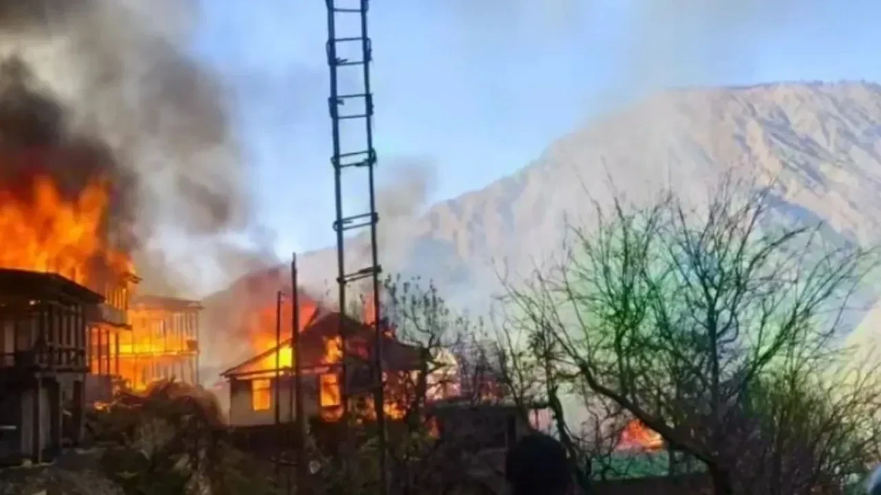 कुल्लू के झनियार गांव में भीषण आग से दर्जनों घर राख, ग्रामीणों में अफरा-तफरी