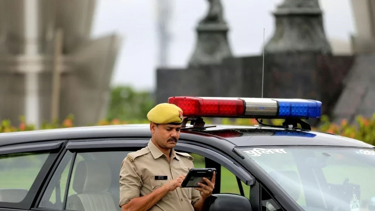 हिमाचल: पुलिस गाड़ी पर CM की फोटो से विवाद, BJP ने उठाए सवाल