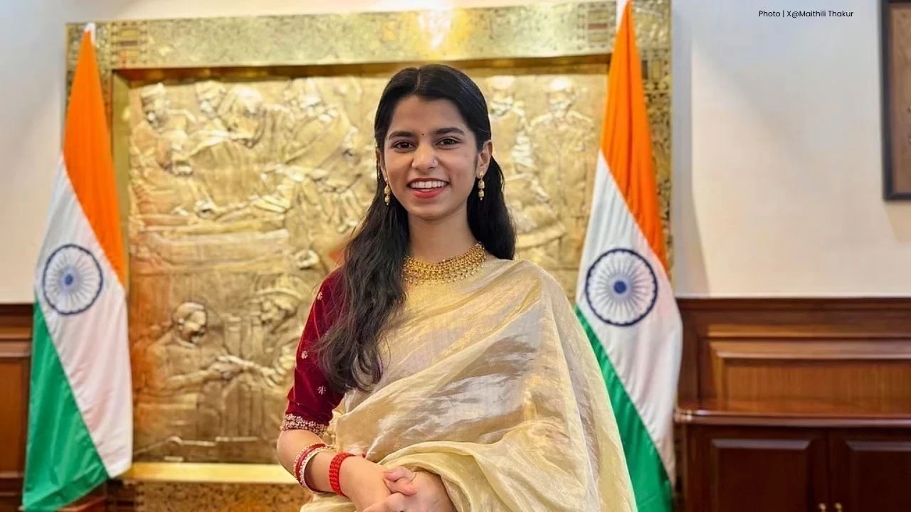 अलीनगर में मैथिली ठाकुर को बढ़त, बोलीं- जनता की सेवा ही लक्ष्य