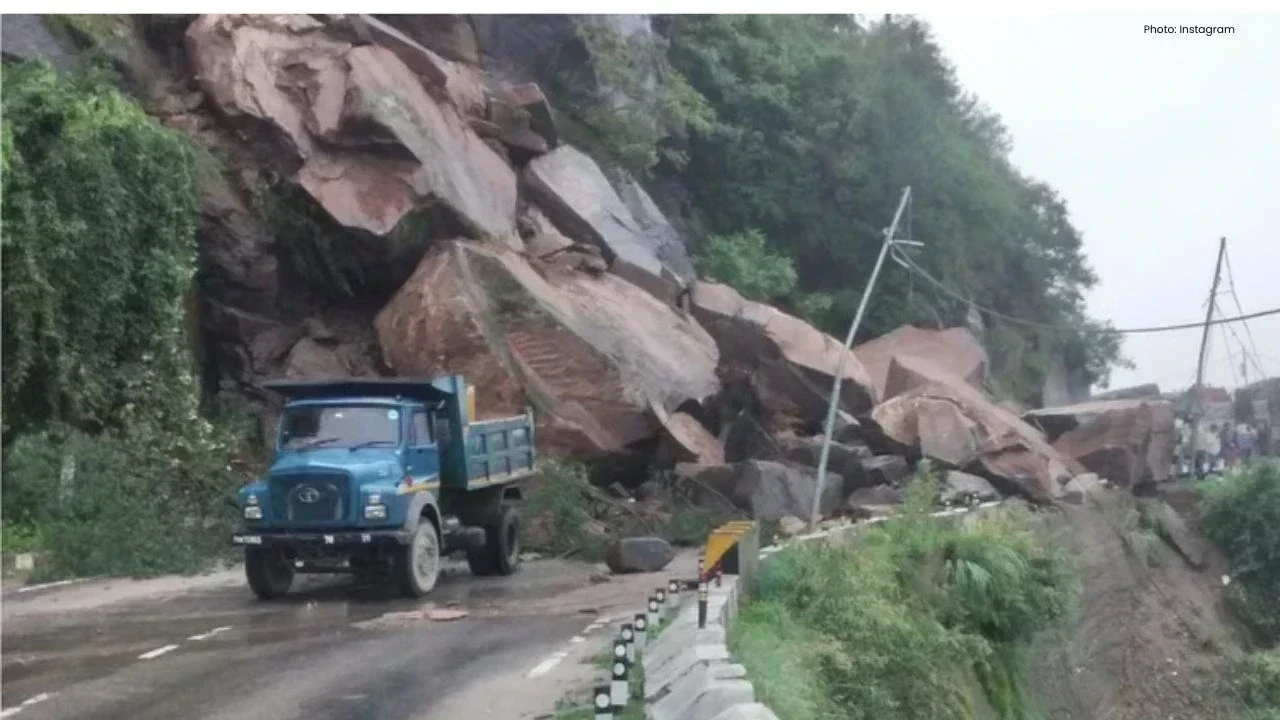 लाहौल में मूलिंग पुल के पास भारी भूस्खलन, मनाली-लेह हाईवे बंद
