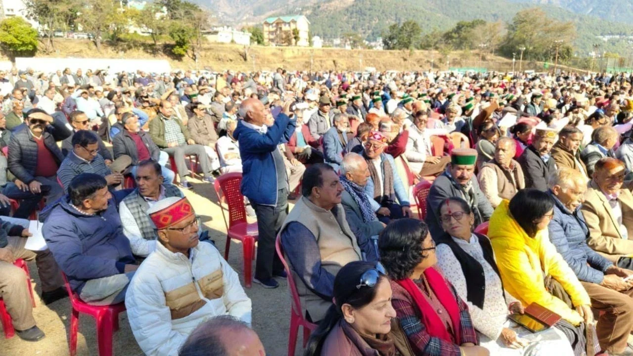 सुक्खू सरकार के फैसलों से नाराज़ कर्मचारी, धर्मशाला में हुंकार