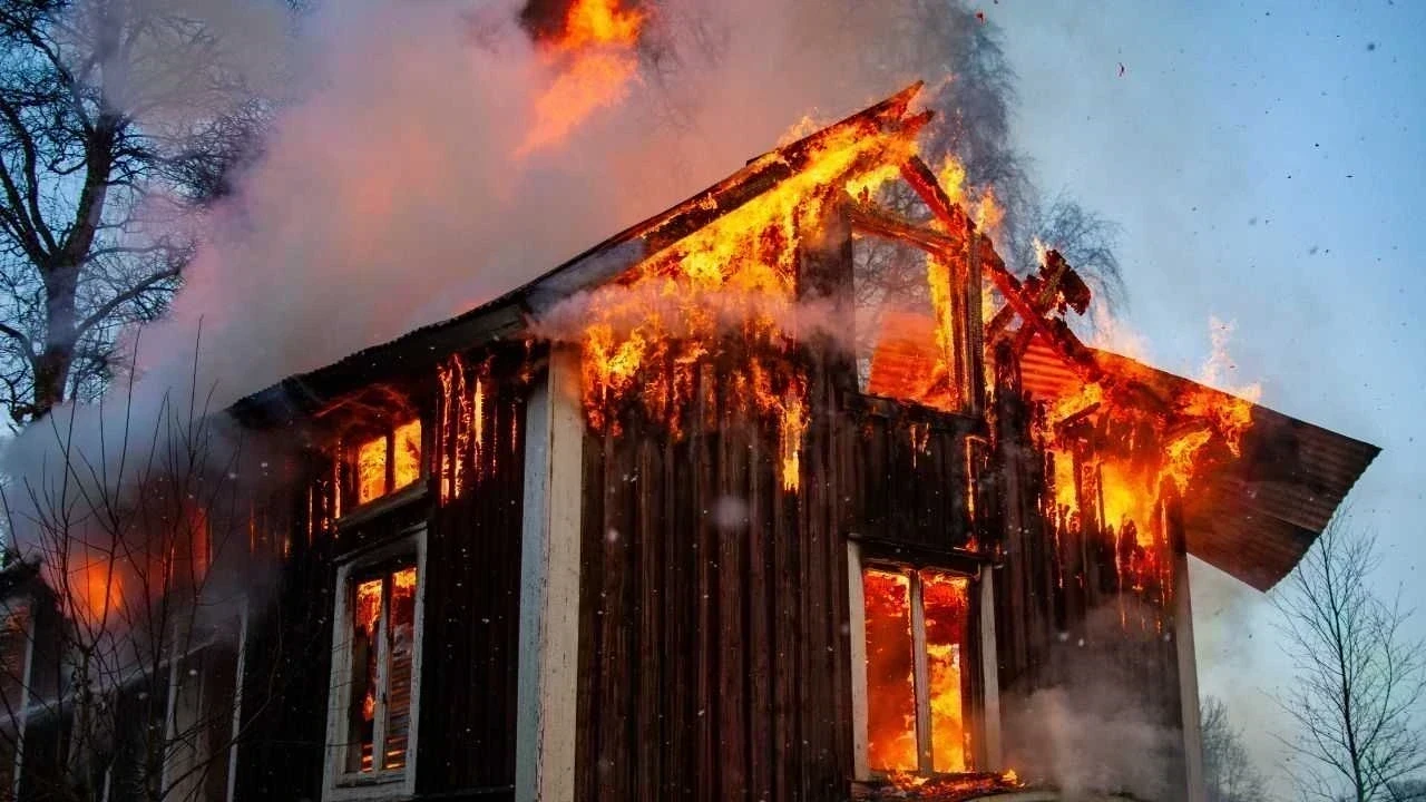 कोटखाई में भीषण आग से 50 कमरे खाक, 8 परिवार बेघर, 7 करोड़ का नुकसान