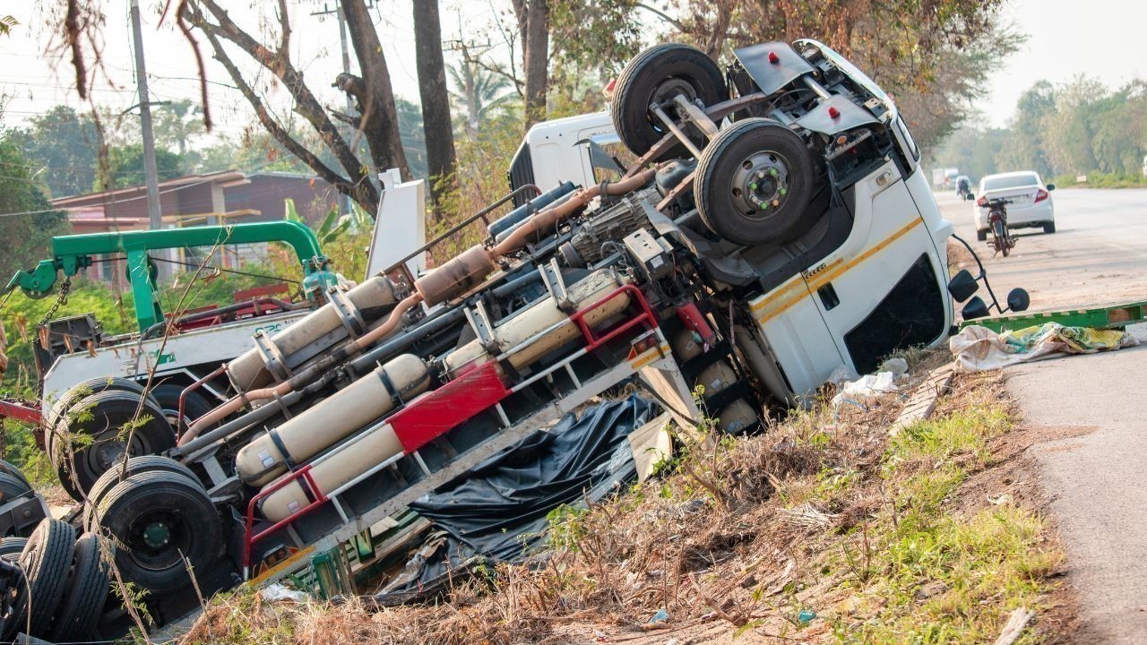 सोलन कोटला नाला पर ट्रक दुर्घटना से वाहन और स्कूटी क्षतिग्रस्त