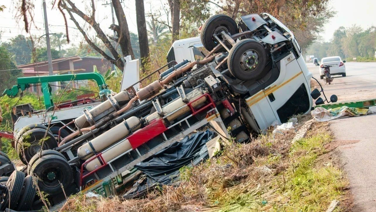 सोलन कोटला नाला पर ट्रक दुर्घटना से वाहन और स्कूटी क्षतिग्रस्त