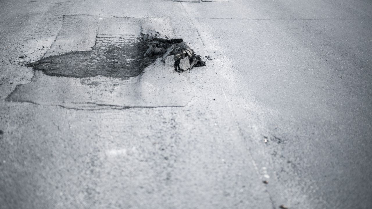 ऊना में हाईवे की नई टारिंग एक हफ्ते में उखड़ने लगी