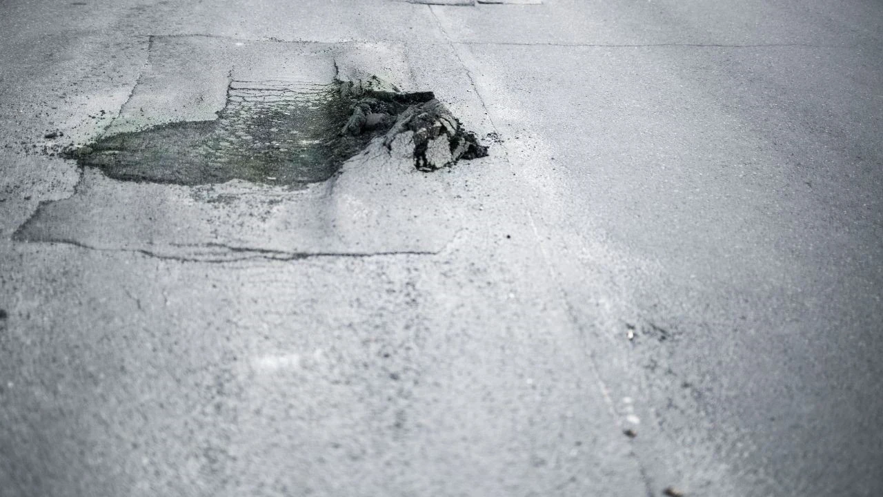 ऊना में हाईवे की नई टारिंग एक हफ्ते में उखड़ने लगी