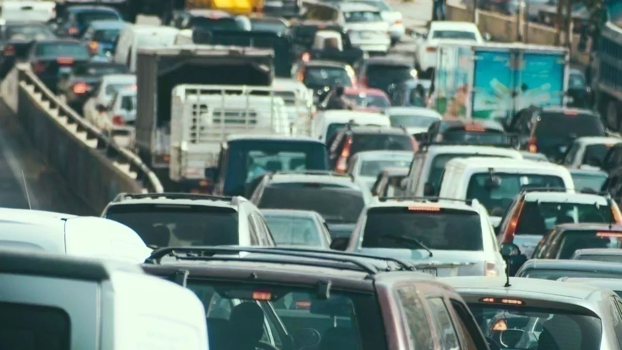 बंजार-लुहरी मार्ग पर पर्यटन सीजन में ट्रैफिक जाम बढ़ा