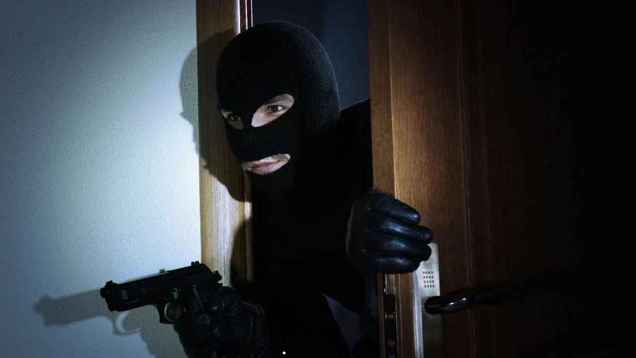 मर्यादा रौंदी गई: शीतला माता मंदिर में जूतों संग घुसे चोर, दान पेटी लूटी