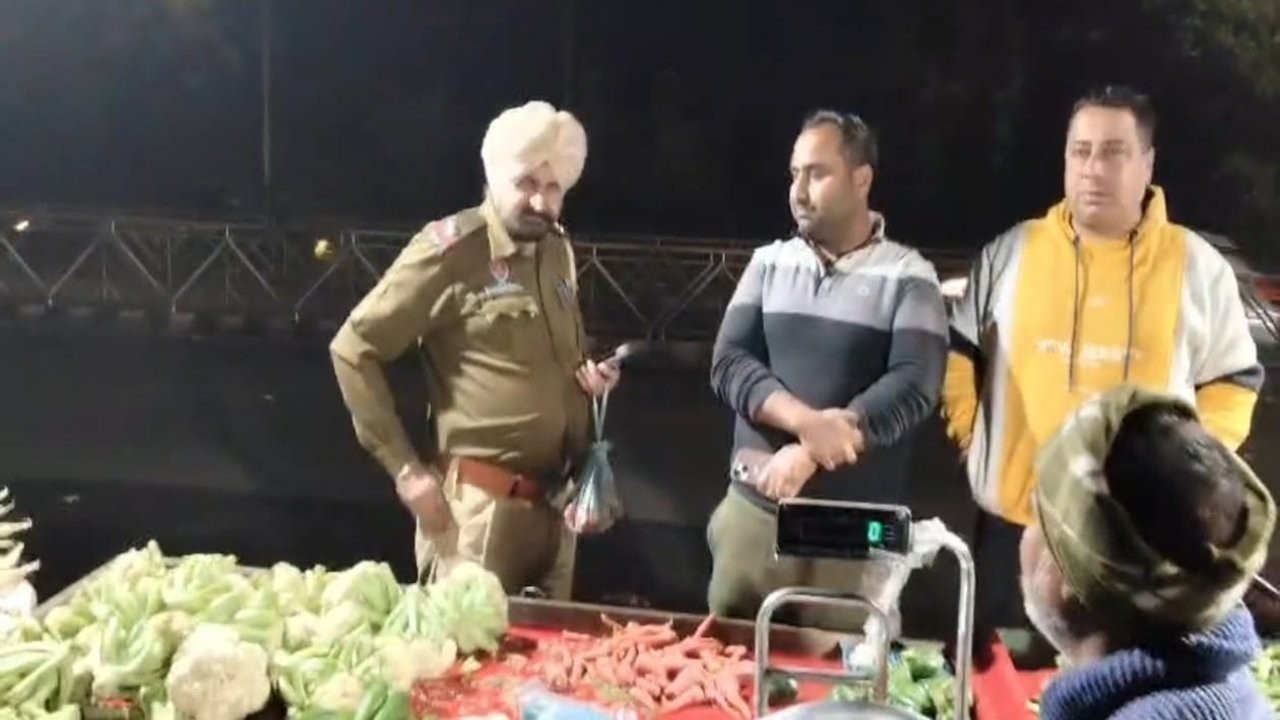 दुकानदार ने एएसआई को मुफ्त सब्जी देने से किया इंकार तो दुकान पलटाने की दी धमकियां