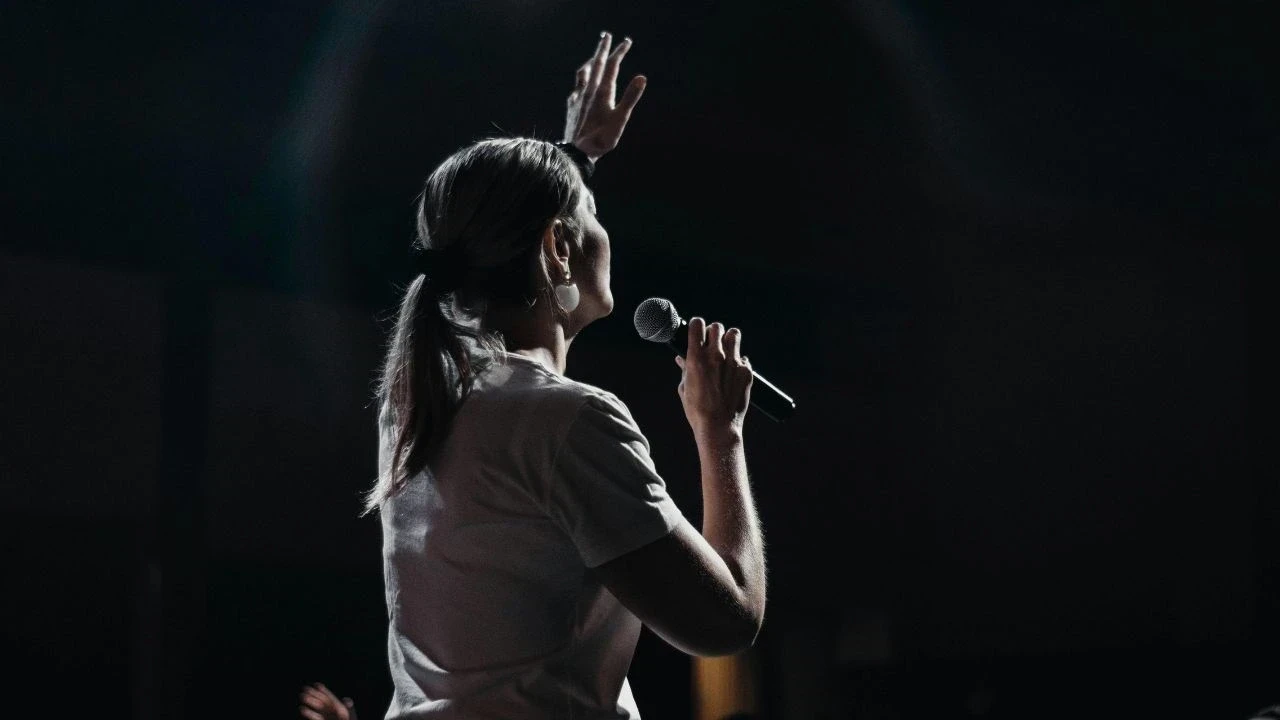 हिमाचल के उत्सवों में पंजाबी कलाकारों का बोलबाला: स्थानीय कलाकारों की उपेक्षा क्यों?