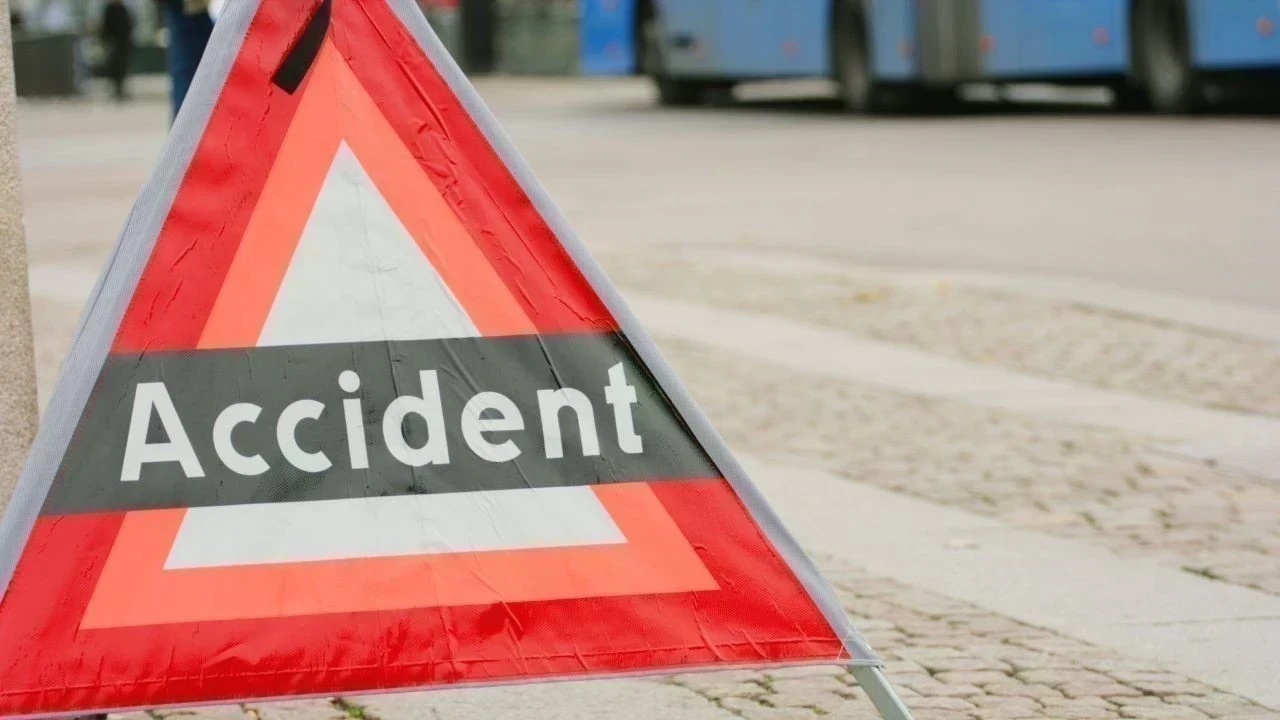 सालूंई में पिकअप गाड़ी खाई में गिरी, चालक की मौत, एक घायल