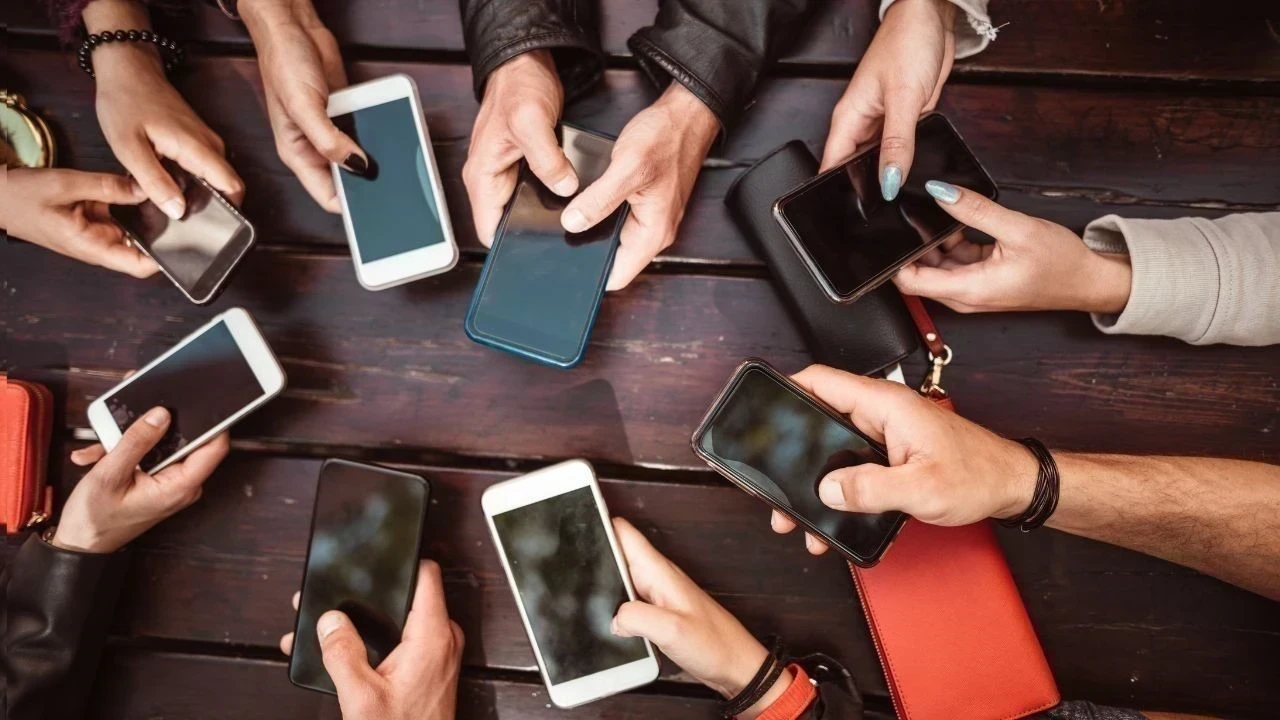 मोबाइल और सोशल मीडिया पर बच्चों का ज्यादा समय, माता‑पिता चिंतित