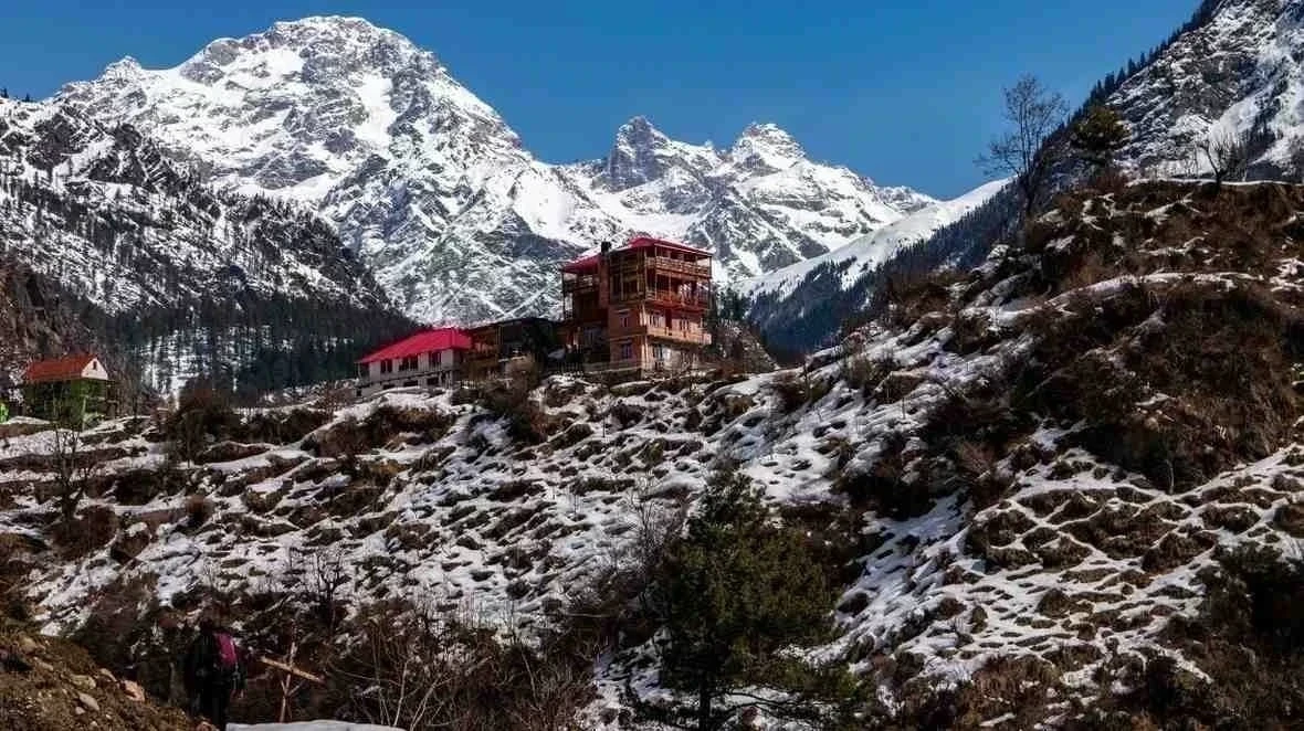 हिमाचल में बर्फबारी के बाद कड़ाके की ठंड, तापमान सिंगल डिजिट