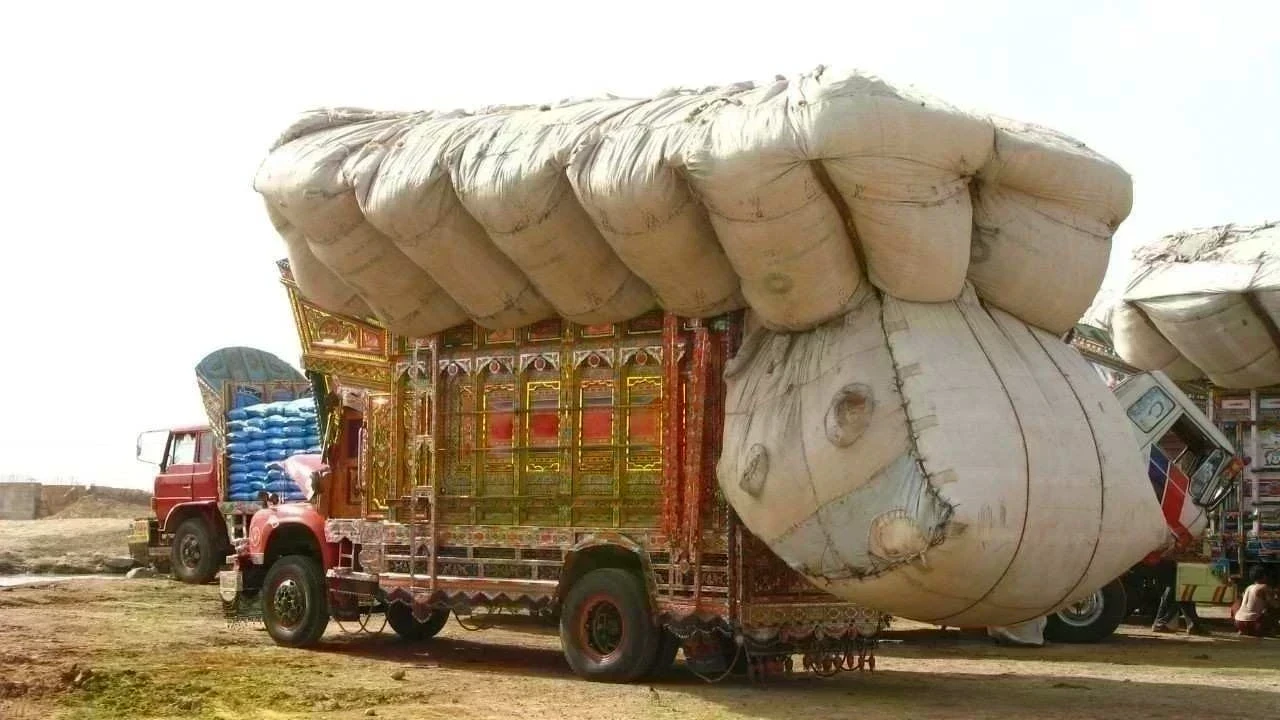 देहरा पुलिस ने भूसे से भरे ओवरलोड ट्रक पर की सख्त कार्रवाई