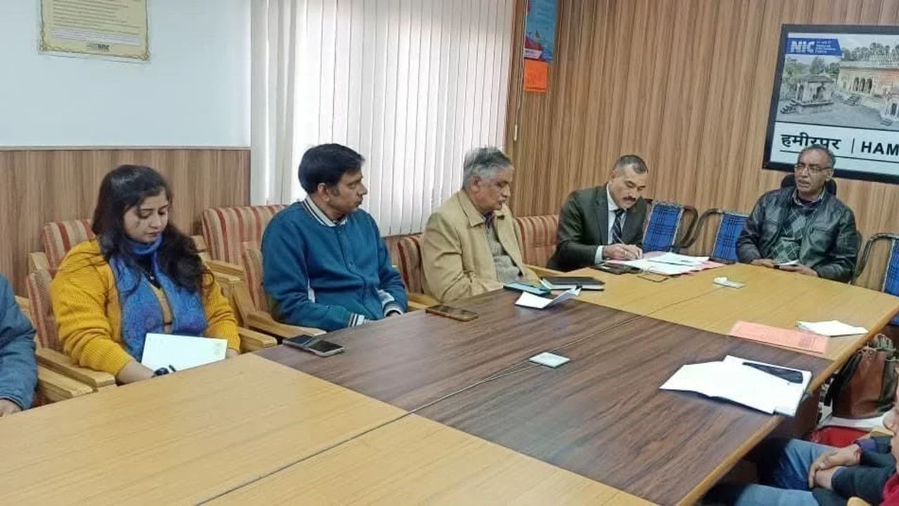 हमीरपुर में नशा रोकने पर जिला बैठक, प्रभावी उपाय तय किए गए