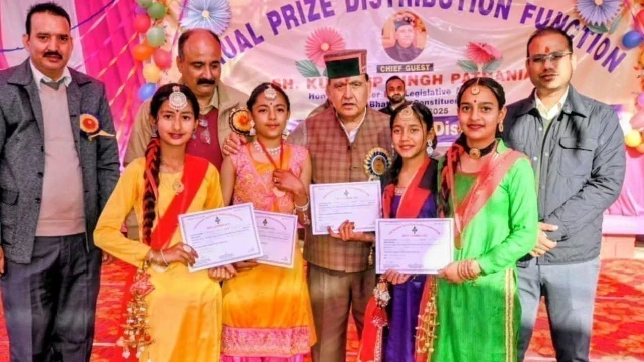 विधानसभा अध्यक्ष कुलदीप पठानिया ने गोला स्कूल में मेधावियों को सम्मानित किया