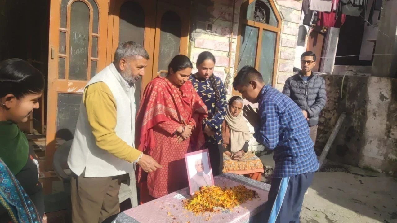 ककियां में अटल जयंती पर उन्हें याद कर श्रद्धांजलि दी गई