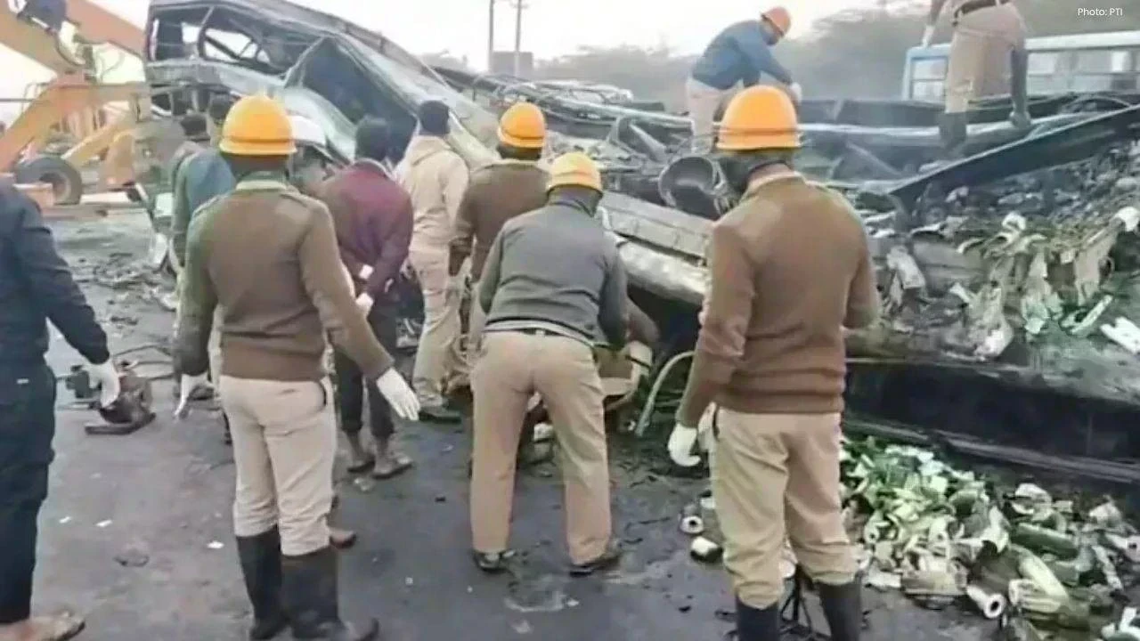 कर्नाटक चित्रदुर्ग में ट्रक-बस टक्कर, 10 यात्रियों की मौत