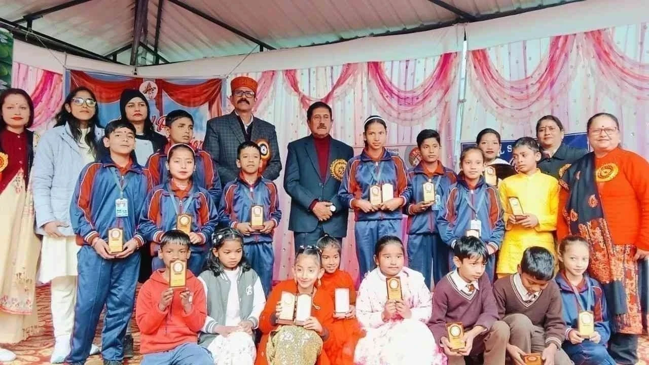 बनुरी स्कूल में धूम धाम से मनाया गया वार्षिक पारितोषिक वितरण समारोह