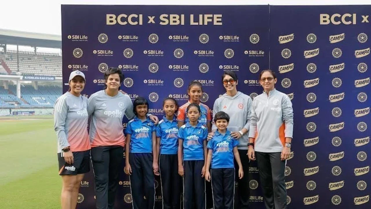 एसबीआई लाइफ की खास पहल, पाँच बच्चियों की महिला क्रिकेट टीम से मुलाकात