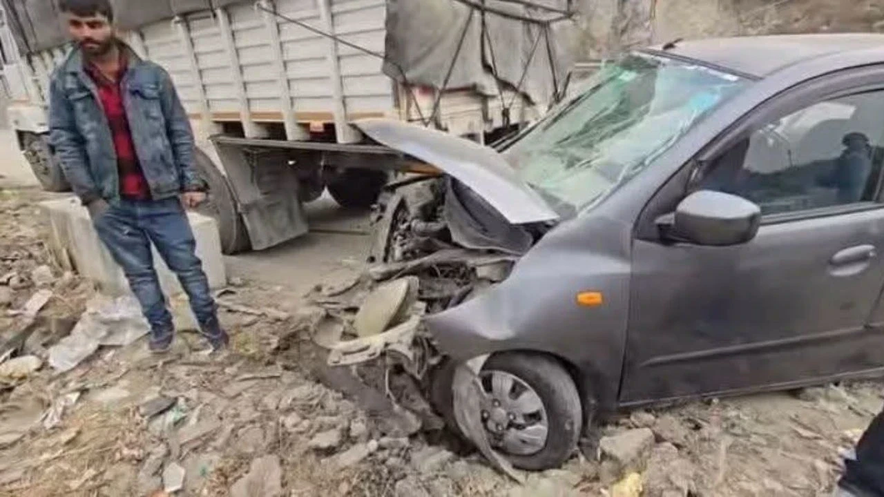 नववर्ष पर कुल्लू के जिया सड़क मार्ग पर दर्दनाक सड़क हादसा, तीन लोगों की मौत, एक गंभीर घायल