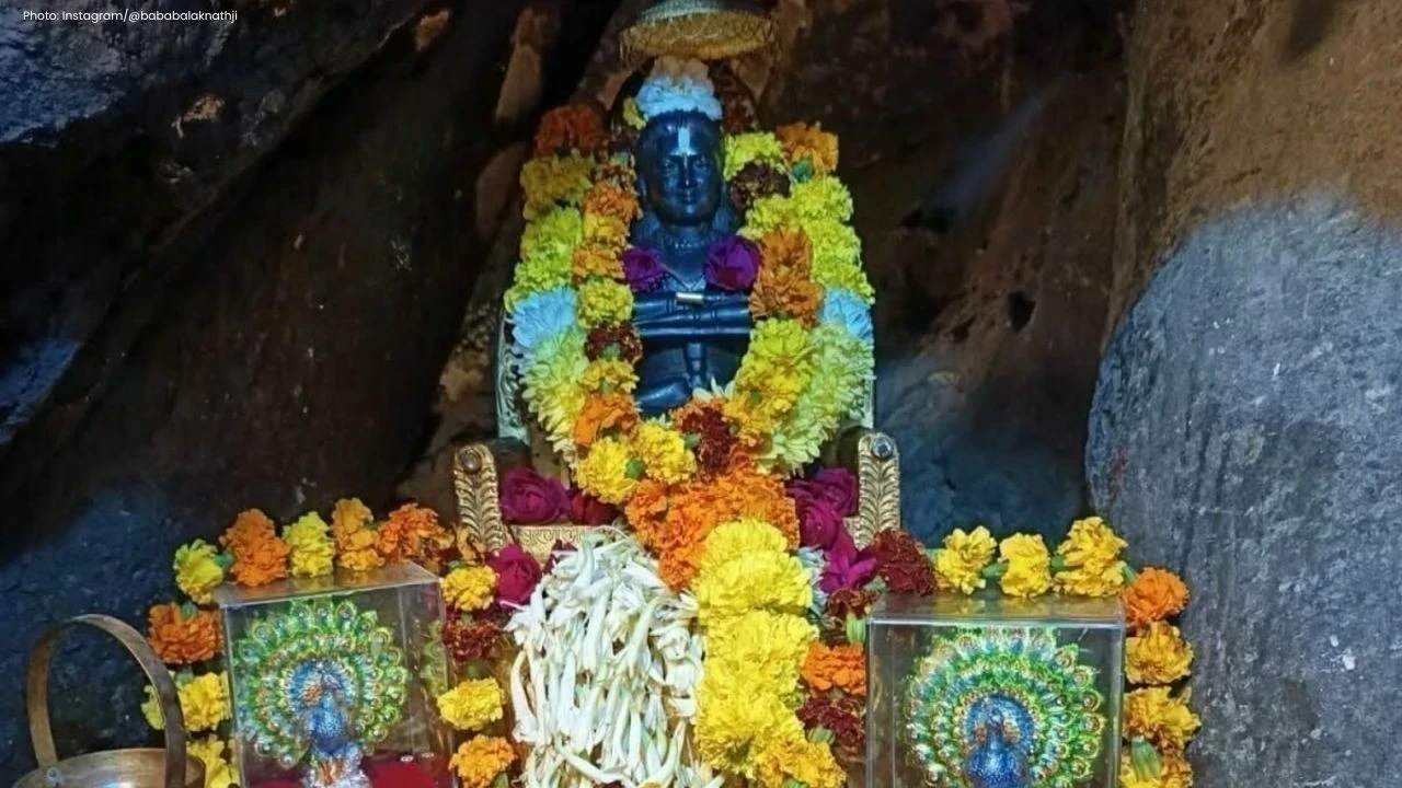 नववर्ष पर बाबा बालकनाथ मंदिर में श्रद्धालुओं की भीड़ उमड़ी