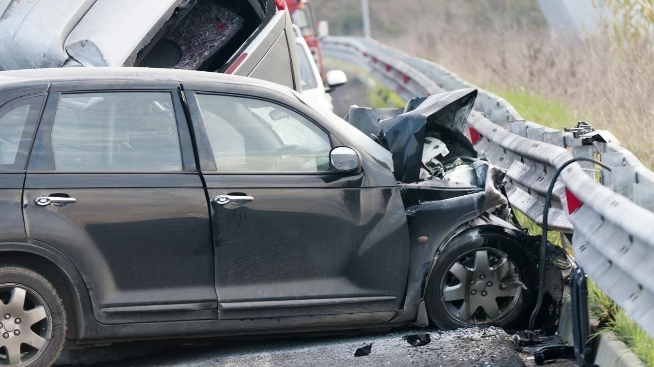 मंडी नवानी मोड़ पर टाटा नैनो खाई में गिरी, 5 गंभीर रूप से घायल