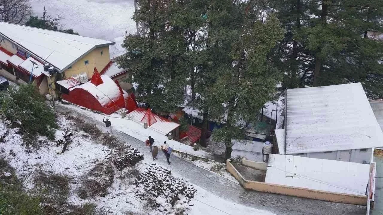 हिमाचल में नए साल की शुरुआत बर्फबारी व कड़ाके की ठंड से