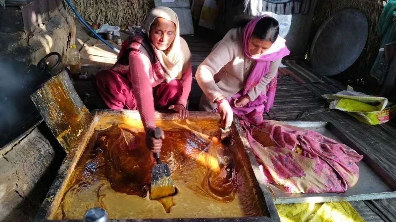 कर्मपुर पालकवाह की महिलाएं बनीं आत्मनिर्भर, बना रही हैं शुद्ध गुड़ और शक्कर
