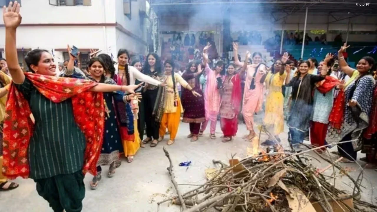 लोहड़ी का त्यौहार: खुशियों और पारंपरिक रीति-रिवाजों का उत्सव