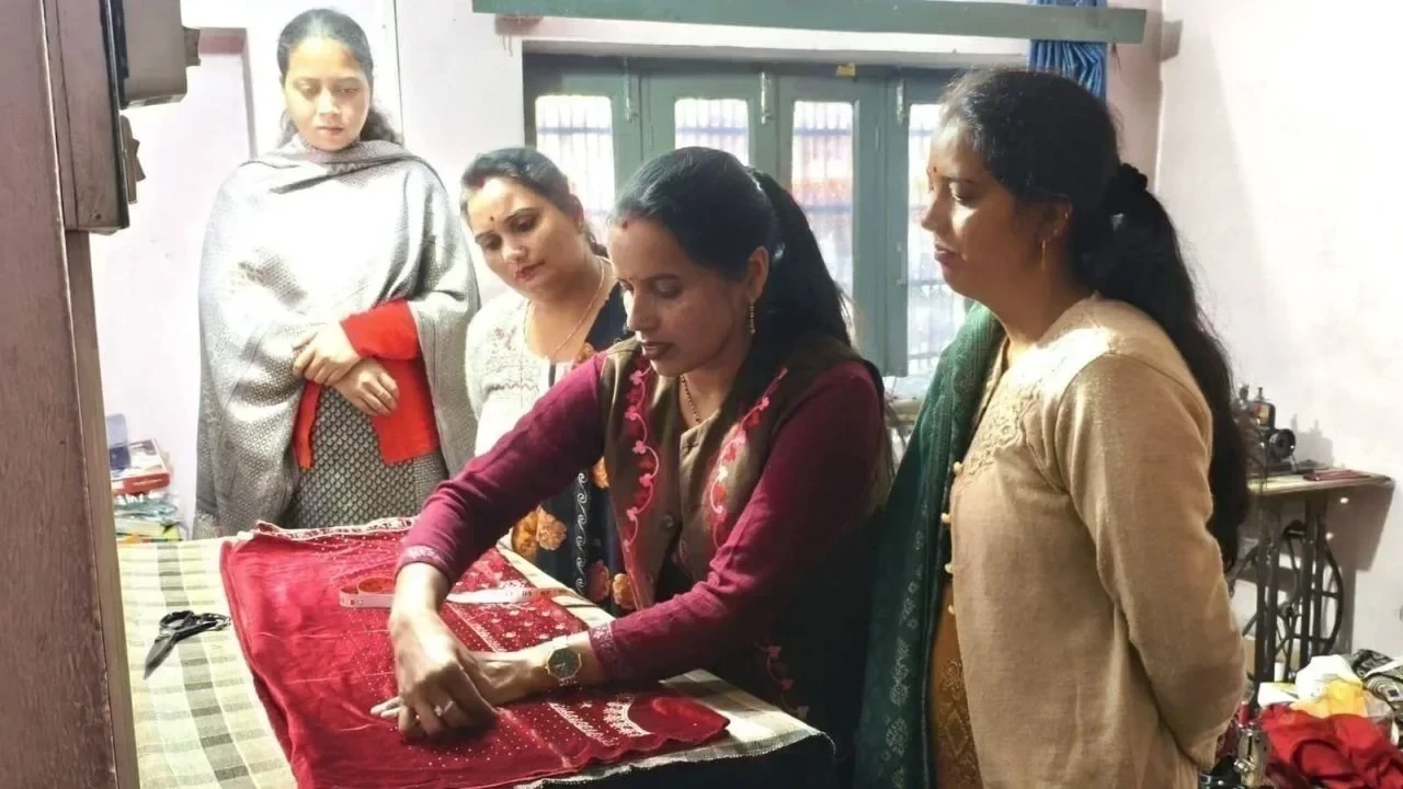 स्वयं सहायता समूह ने बदली महिलाओं की जिंदगी, सिलाई से 30 हजार कमाई