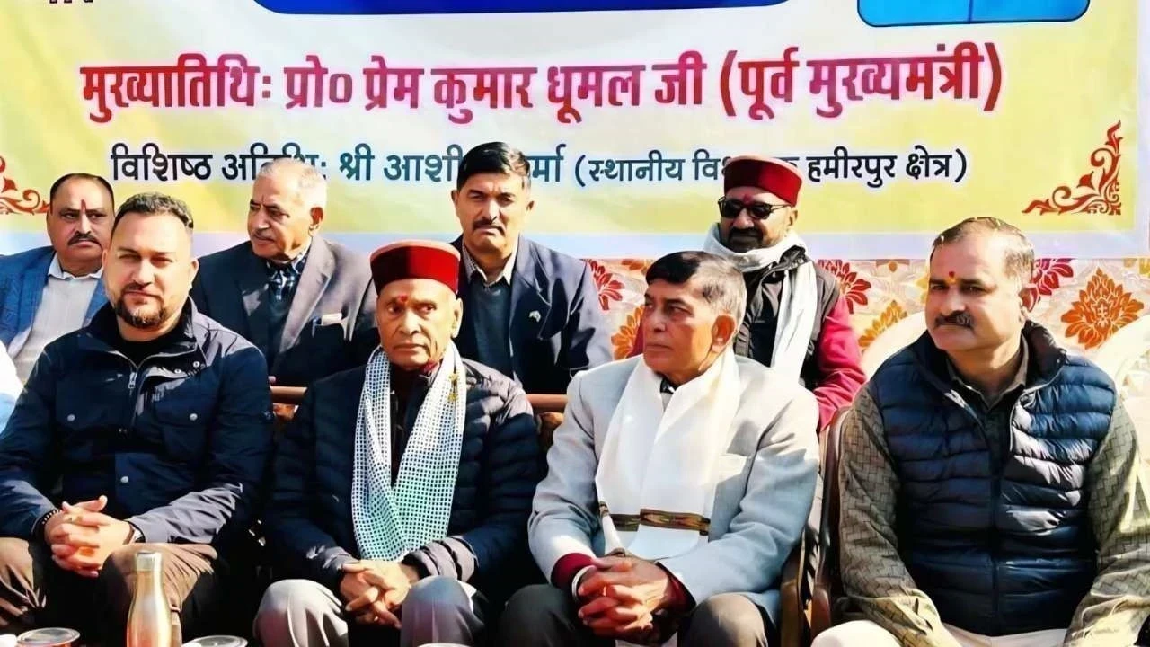 डेढ़ साल बाद सार्वजनिक मंच पर लौटे प्रो. प्रेम कुमार धूमल, पुराने साथियों से मिलकर हुए भावुक