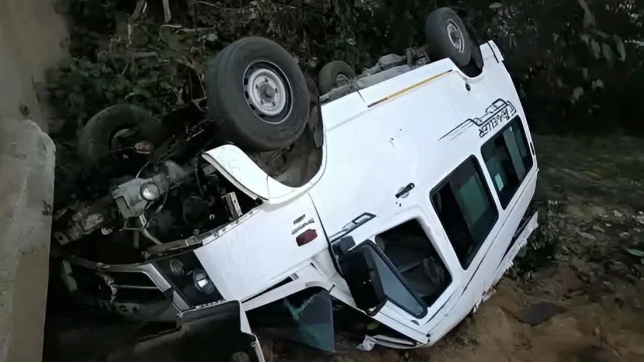 ऊना के टाहलीवाल में कोहरे से वाहन पलटा, 7 कर्मचारी घायल