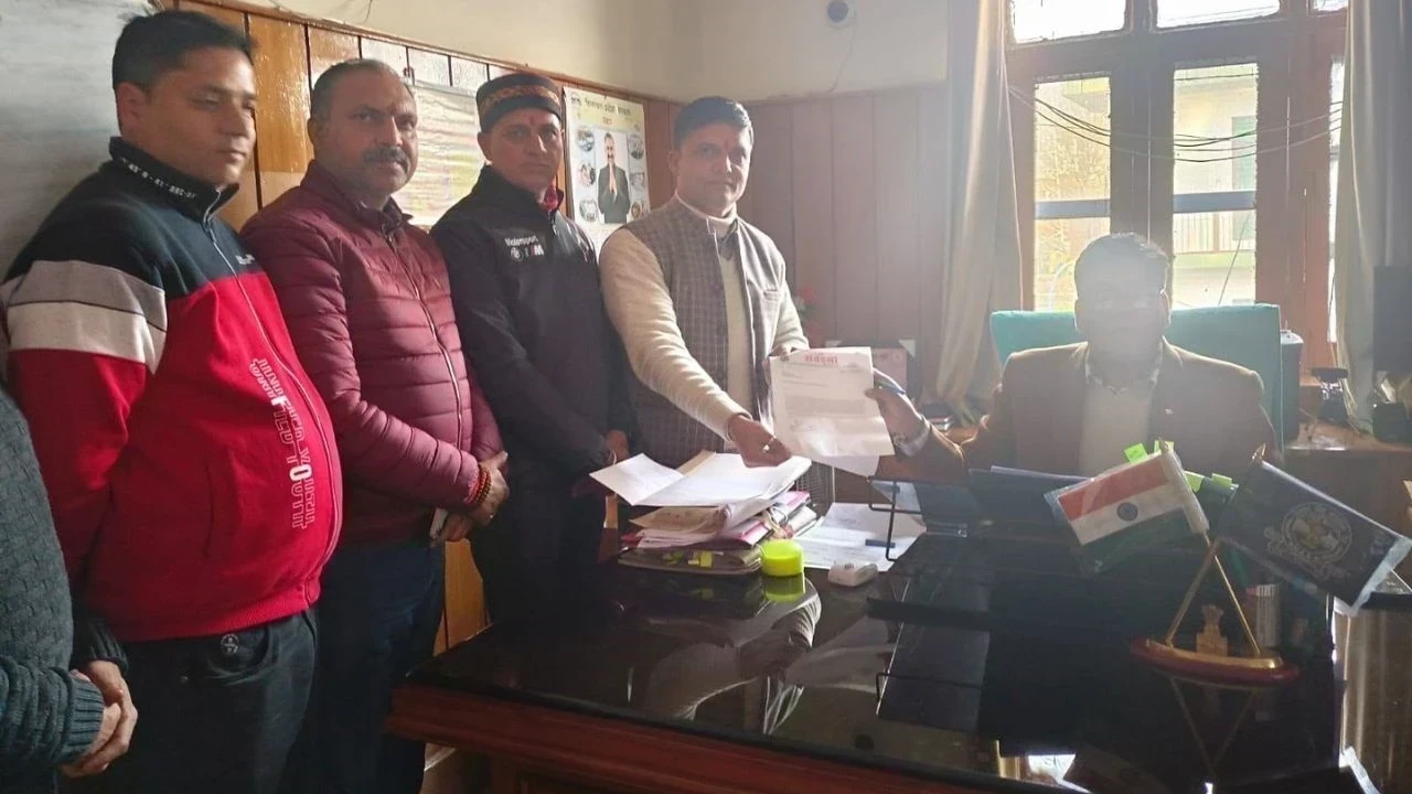 गुमरविन में बढ़ते रेहड़ी अतिक्रमण को हटाने के लिए प्रशासन से अपील