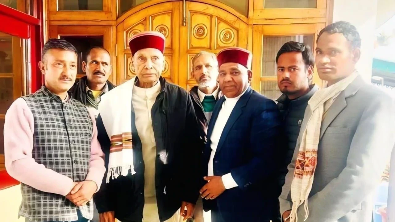 मंडी भाजपा: खीरामणि ने समीरपुर में प्रो. प्रेम कुमार धूमल से भेंट की