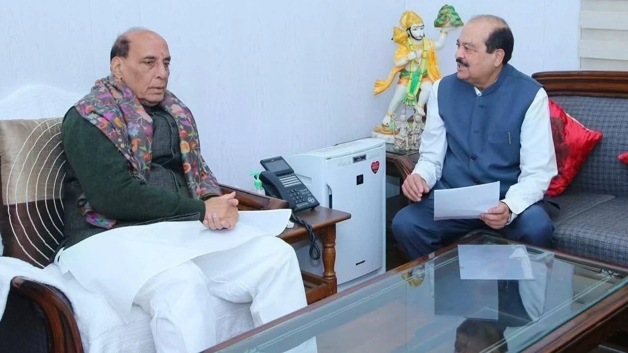 नई दिल्ली में हर्ष महाजन ने रक्षा मंत्री से हिमाचल सीमा सड़कों पर चर्चा की