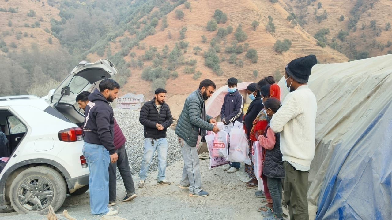 मकर संक्रांति पर होम फाउंडेशन ने जरूरतमंदों को राहत सामग्री बांटी